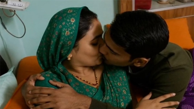 Desi Aunty Bed Romanse Kiss Viral Video